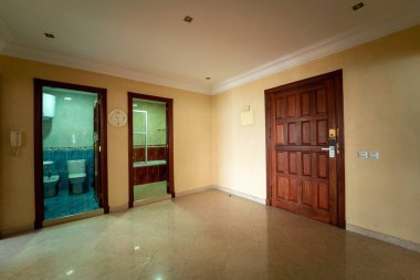 Modern bir dairede iki banyo.,
