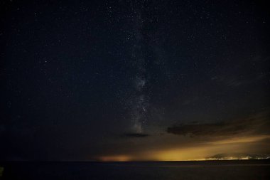 Samanyolu ile güzel bir gece manzarası