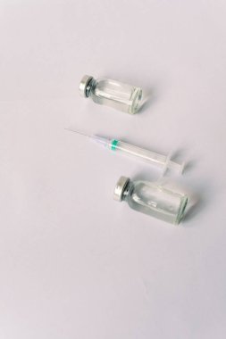 Çeşitli tıbbi ekipmanlar, termometre, ampuller, boru, uyuşturucu, tabletler, kapsüller, sprey, yama, şırınga, beyaz arka planda şişeler. İlaç.,