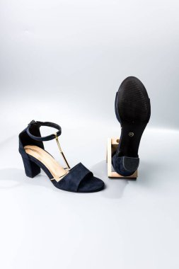 beyaz zemin üzerinde ayakkabı