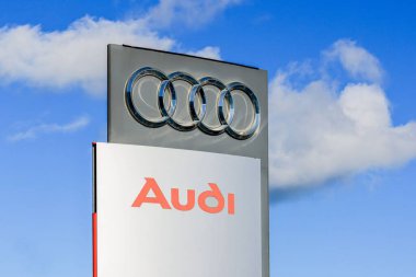 Audi hizmet merkezinin mavi işaretin altındaki alçak açılı görüntüsü.