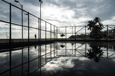 Salvador, Bahia, Brezilya - 05 Aralık 2021: Rio Vermelho sahilinin kıyısında Salvador, Bahia 'da fiziksel egzersiz yapan insanlar.