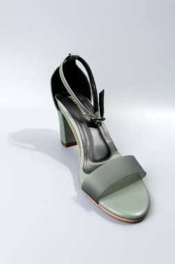 beyaz zemin üzerinde ayakkabı