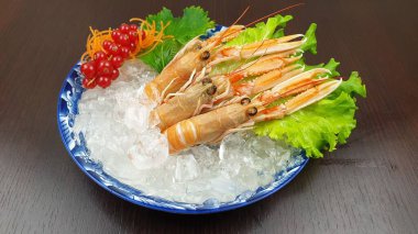 Japon restoranındaki bir kase karidesin yakın çekimi.