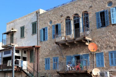 Balkonda sabah kahvesinin tadını çıkaran bir çift.