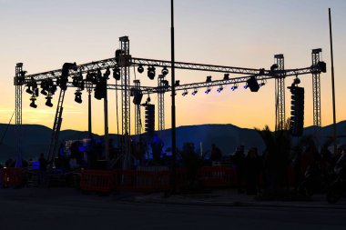 Sanatçılar konser başlamadan önce sahne aldılar, Volos, Yunanistan