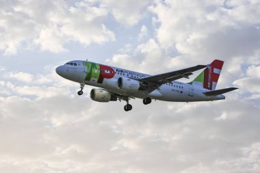 Bulutlu bir gökyüzünde Tap Air Portekiz uçağı