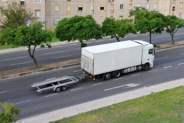 Lizbon, Portekiz sokaklarında römorklu mal nakliye kamyonu