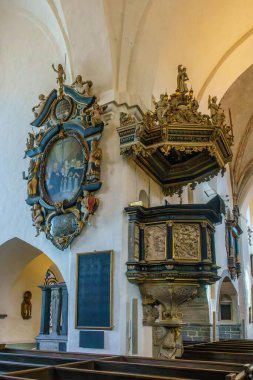 İsveç, Ystad 'daki St. Mary Kilisesi' nin kürsüsünün dikey görüntüsü.