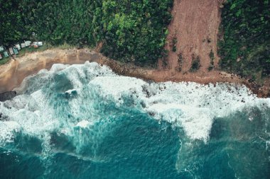 Bulgo Beach, NSW 'nin köpüklü deniz dalgalarının güzel bir kuş bakışı görüntüsü.