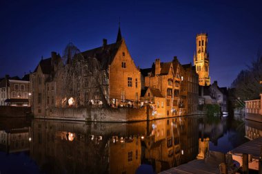 Belçika 'nın tarihi Bruges Eski Şehir Merkezi' ndeki geleneksel ortaçağ evleri.