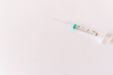 Hastanede enjeksiyon için hazırlanmış beyaz bir masanın üzerindeki şırınga.