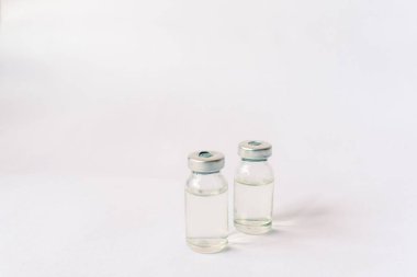 Çeşitli tıbbi ekipmanlar, termometre, ampuller, boru, uyuşturucu, tabletler, kapsüller, sprey, yama, şırınga, beyaz arka planda şişeler. İlaç.,