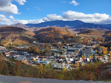 Etrafı manzaralarla çevrili bir yerleşim bölgesinin kuş bakışı görüntüsü.