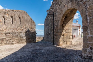 Portekiz 'in Portalegre bölgesindeki Marvao köyünü koruyan antik bir takviye.