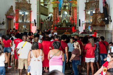 Santa Barbara 'nın müritleri, Salvador' daki Rosario dos Pretos kilisesinde yapılan ayin sırasında....