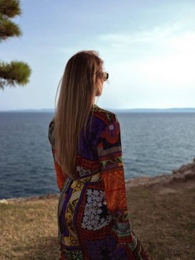 Adriyatik kıyılarında yürüyen bir dişinin dikey görüntüsü.