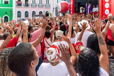 Santa Barbara 'nın dindar Katolikleri Noel Baba onuruna kollarını gökyüzüne kaldırıyorlar. Pelourinho, Salvador, Bahia.