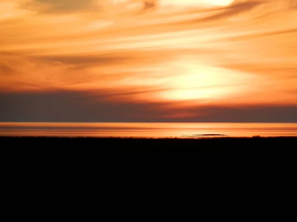 畑のシルエットに広がる幻想的なオレンジ色の日の出の絶景 — ストック写真