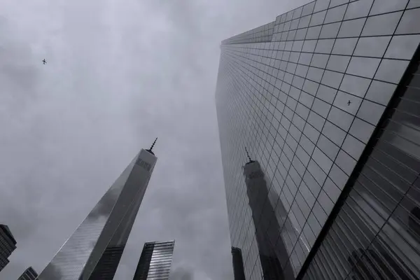 Eine Flache Aufnahme Hoher Wolkenkratzer Gebäude Mit Dem Bewölkten Himmel — Stockfoto