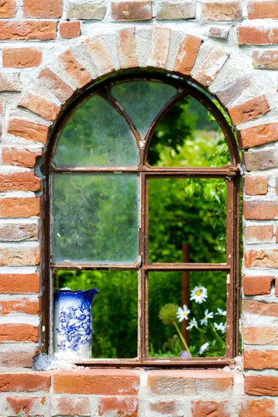 Старое Окно Каменной Стене Саду — стоковое фото