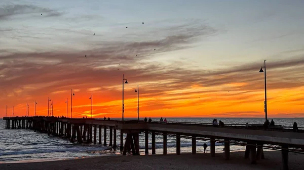 Цветной Закат Освещает Пляж Пирс Океан Лос Анджелесе — стоковое фото