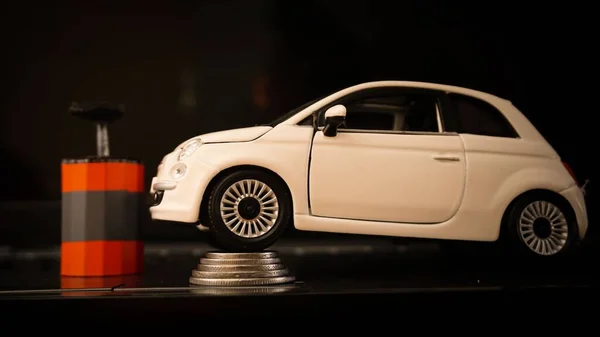 Minyatür Oyuncak Araba Bozuk Para Yığını Üzerindeki Araba Harcamaları Kavramı — Stok fotoğraf