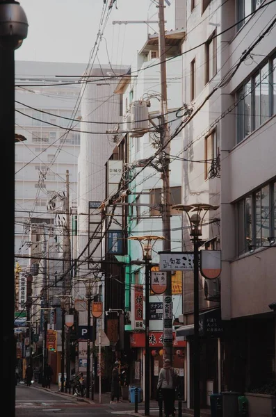 Vertikální Záběr Ulici Ósaka Odpoledním Elektrickým Vedením — Stock fotografie