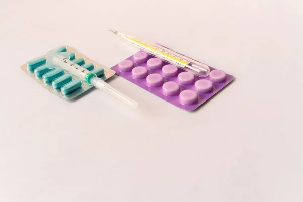 Forskellige Medicinske Udstyr Termometer Ampuller Pipette Lægemidler Tabletter Kapsler Spray - Stock-foto