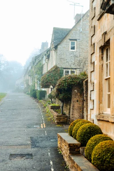 Vertical Old Houses Narrow Street Foggy Day Burford Cotswolds Oxfordshire — Stock Photo, Image
