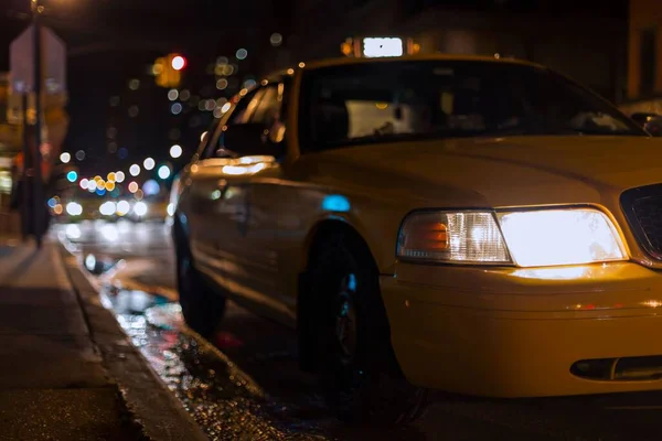 Gece Boyunca Sokağın Kenarındaki Sarı Bir Taksinin Kısmının Alçak Açılı — Stok fotoğraf