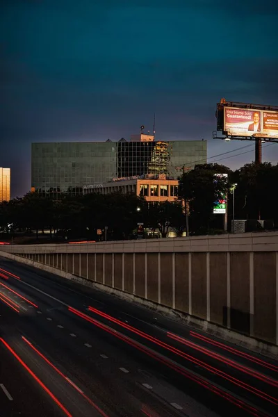 Uma Ponte San Antonio Com Carros Mostrando Movimentos Noite Como — Fotografia de Stock