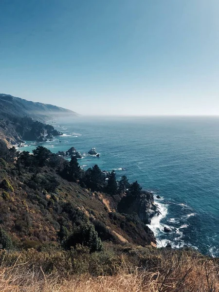 加利福尼亚一个阳光明媚的早晨 悬崖峭壁面对大海的空中景象 — 图库照片