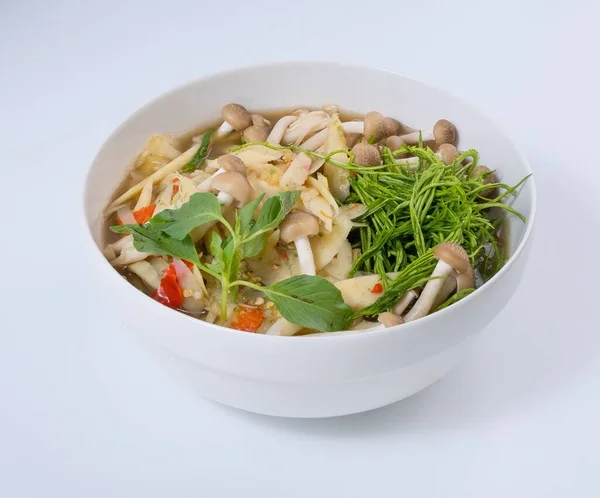 Närbild Bild Den Kryddiga Thai Soppa Vit Bakgrund — Stockfoto