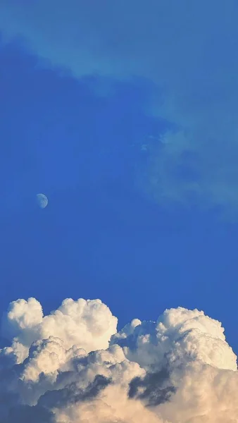 Plan Vertical Lune Contre Ciel Bleu Clair Nuageux Parfait Pour — Photo