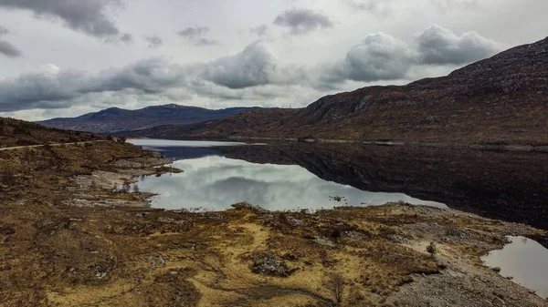 Ένα Μαγευτικό Τοπίο Μιας Λίμνης Βουνά Και Σύννεφα Αντανακλάται Στο — Φωτογραφία Αρχείου