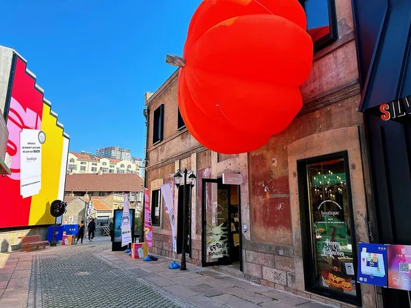 Der Große Kürbisförmige Luftballon Der Fassade Eines Alten Gebäudes Der — Stockfoto