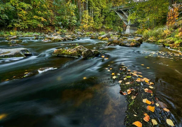 Vacker Bild Ett Stenigt Vattenfall Skog Hösten — Stockfoto