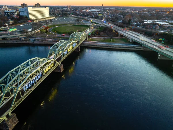 Disparo Dron Puente Colgante Sobre Río Amanecer Paisaje Urbano Trenton — Foto de Stock