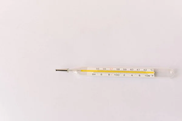 Termômetro Isolado Branco Diagnóstico Febre Conceito Saúde — Fotografia de Stock