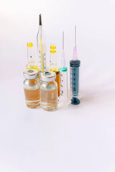 Varie Apparecchiature Mediche Termometro Fiale Pipetta Farmaci Compresse Capsule Spray — Foto Stock