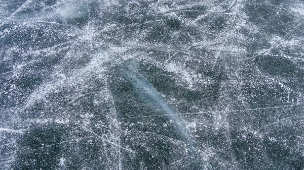 Ένα Κοντινό Πλάνο Μιας Παγωμένης Λίμνης Γρατσουνιές Στην Επιφάνεια — Φωτογραφία Αρχείου