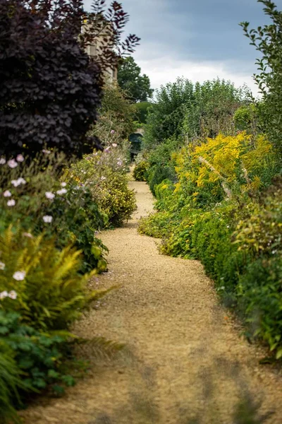 イギリスの美しい緑のRousham庭園での歩道の垂直ショット — ストック写真