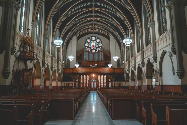 Sisätilojen Saint John Evankelista Katolinen Kirkko Indianapolis Indiana — kuvapankkivalokuva