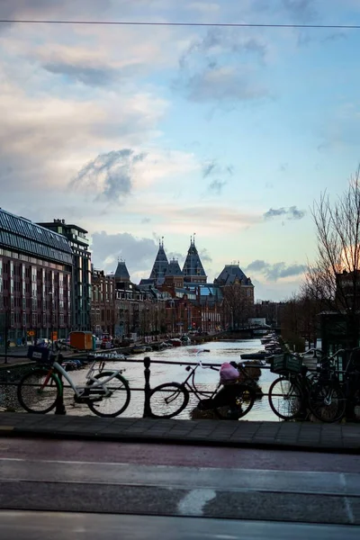 Ein Haufen Fahrräder Amsterdam Bei Nacht Kanal Bei Sonnenuntergang — Stockfoto