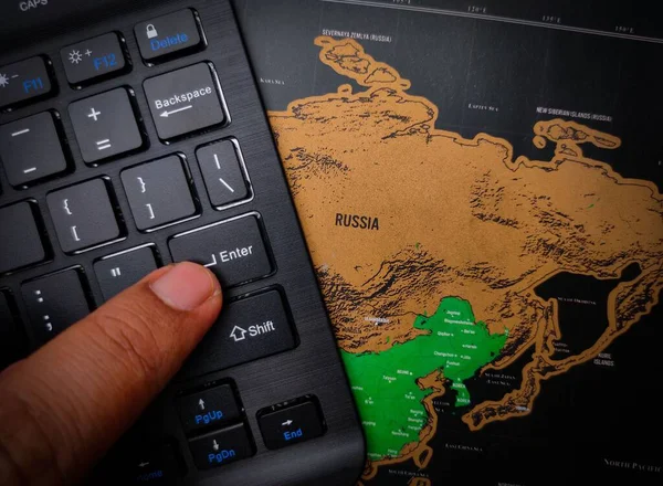 在俄罗斯地图商业概念之上的黑色键盘上按下 键的特写 — 图库照片