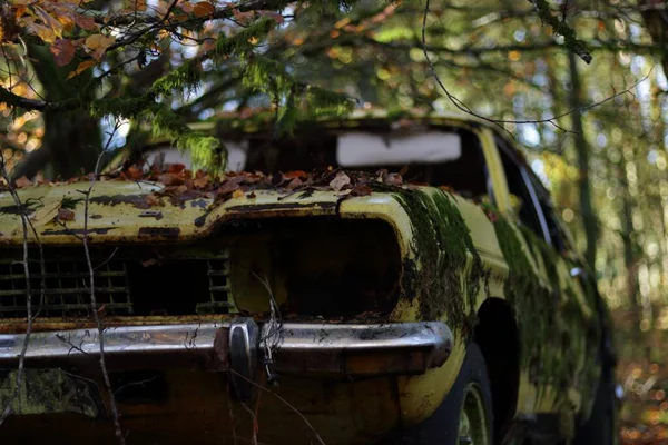Zbliżenie Starego Uszkodzonego Porzuconego Samochodu Naturze — Zdjęcie stockowe