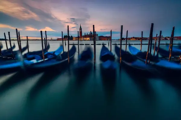 Une Longue Exposition Gondoles Lever Soleil Venise Italie — Photo