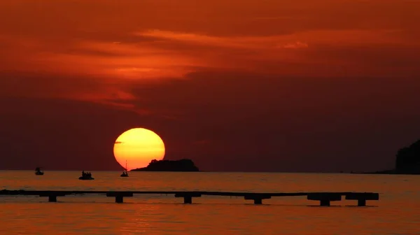 Okouzlující Výhled Krásné Moře Při Malebném Západu Slunce — Stock fotografie