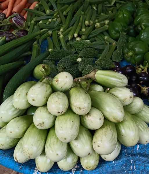Yeşil Patlıcanlar Hint Sebze Pazarında Satılıktır — Stok fotoğraf